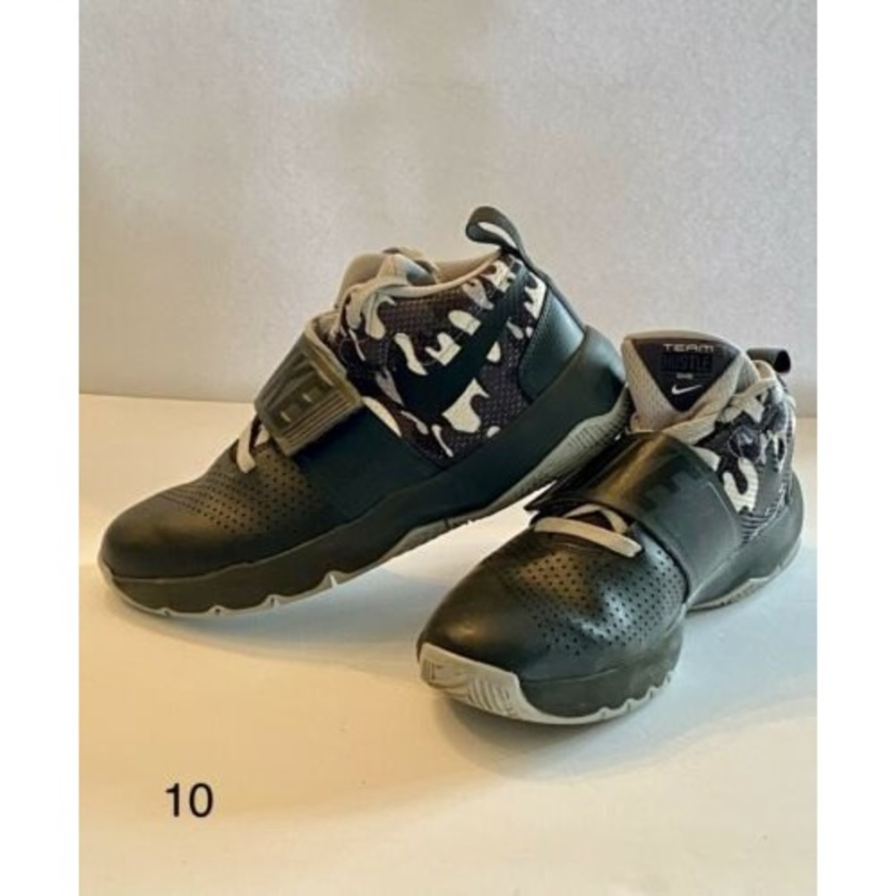 Nike Boys Hustle D 8 881941-010‎ Black Gray Basketball Shoes Sneakers Size 7Y